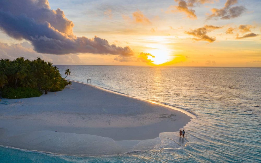 bora_bora_french_polynesia_ariel_sunset_couple_on_beach_pexels_cc_Asad_Photo_Maldives_zaqeij-1