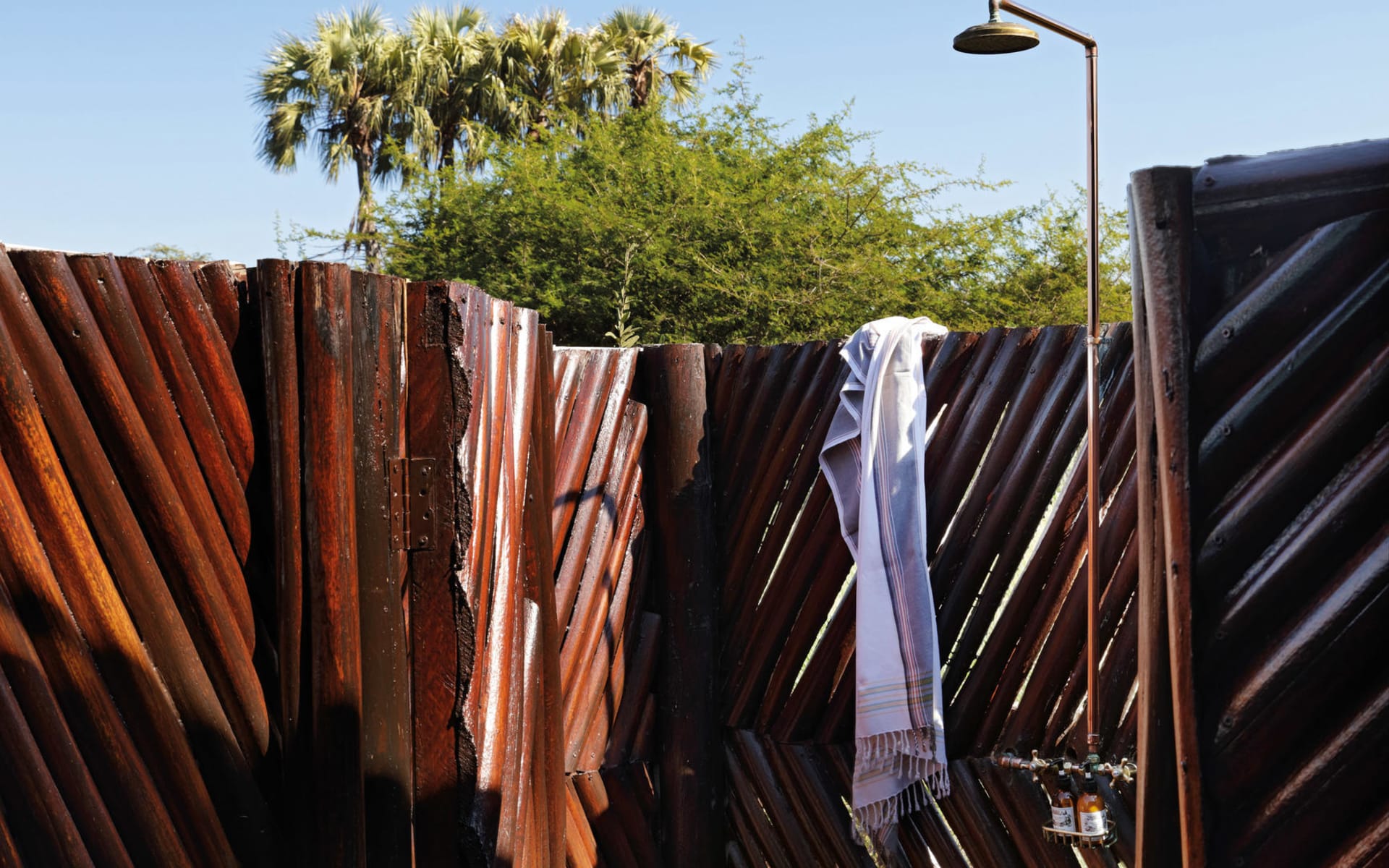 camp_kalahari_botswana_outdoor_shower_j33ayv