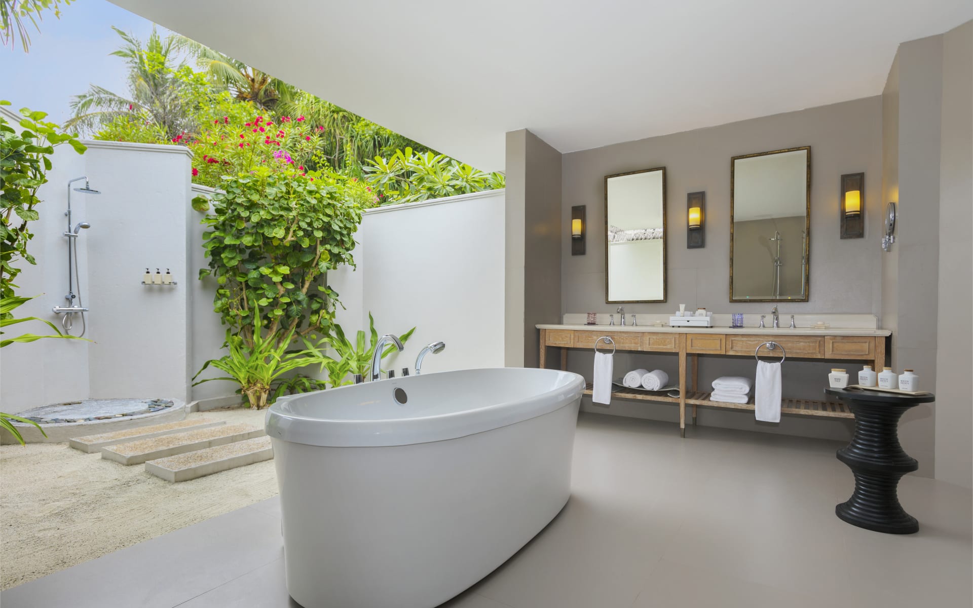 dusit-thani-maldives_villa-bathroom-j66bzw