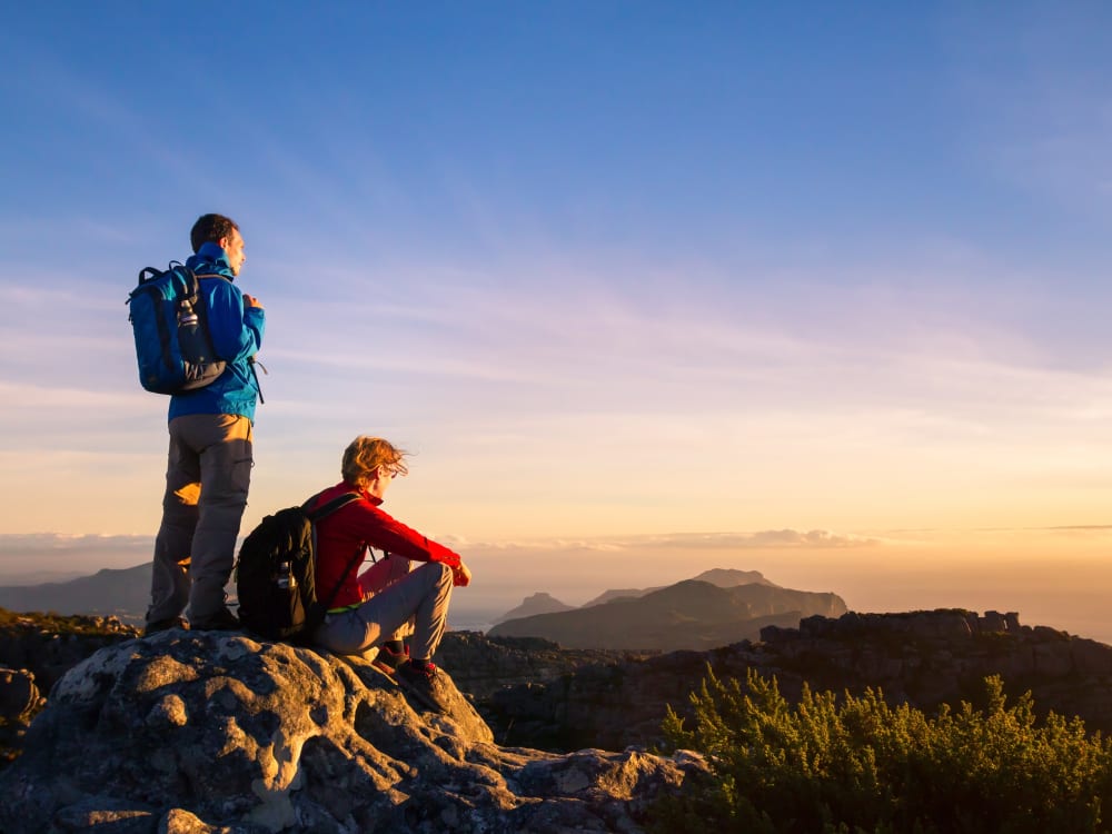 hiker_enjoying_panoramic_view_of_sunset_v7zrdw