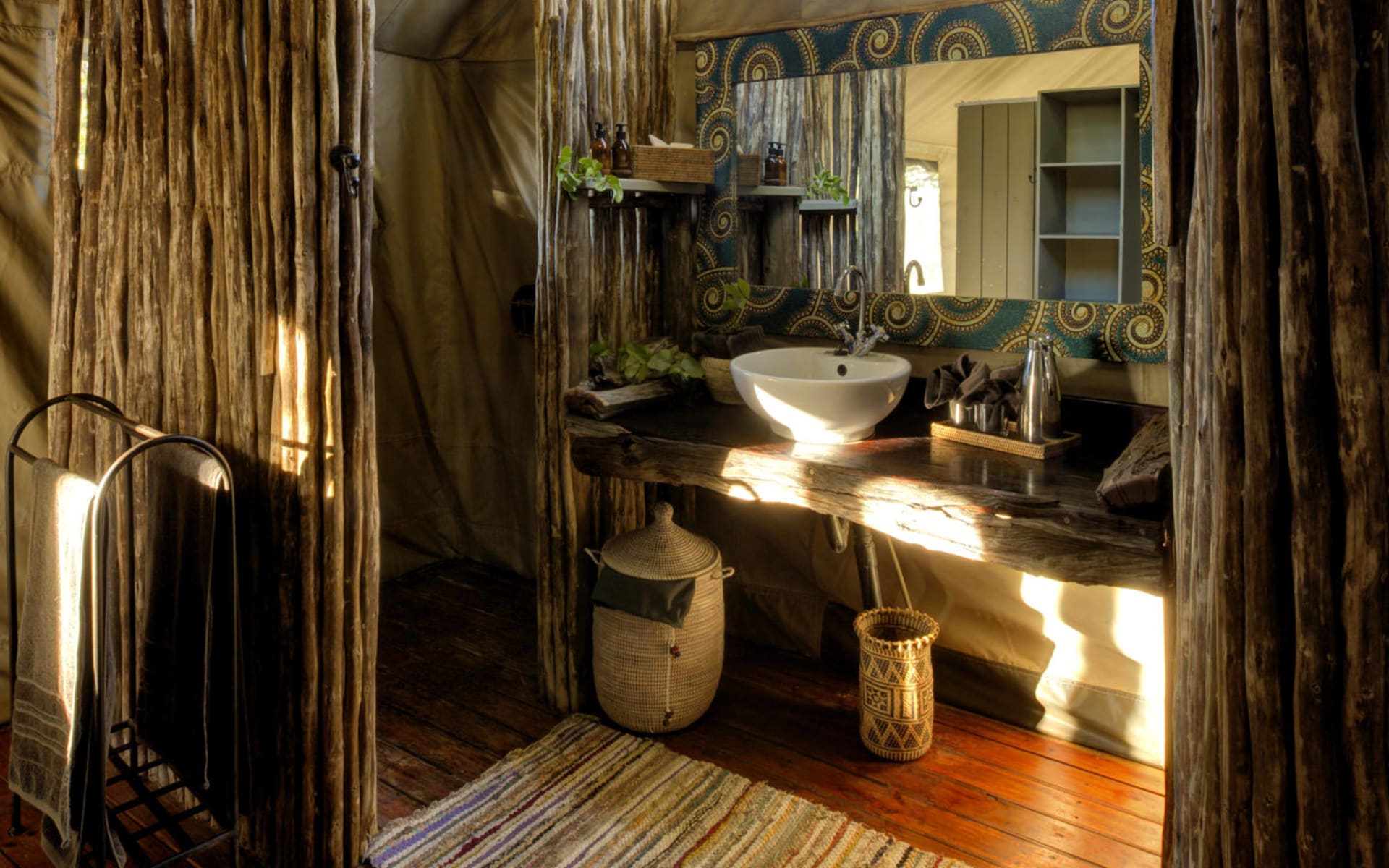 hyena_pan_bathroom_vlbirq