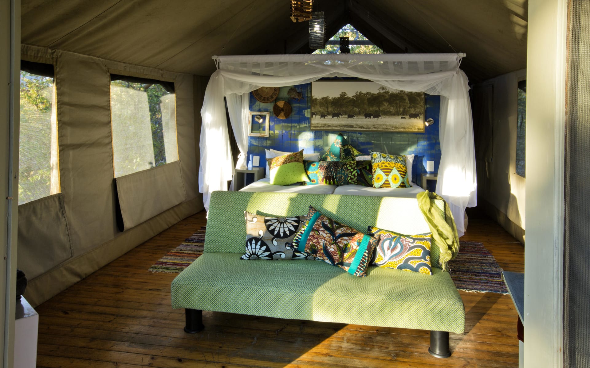 hyena_pan_botswana_tent_jag1et