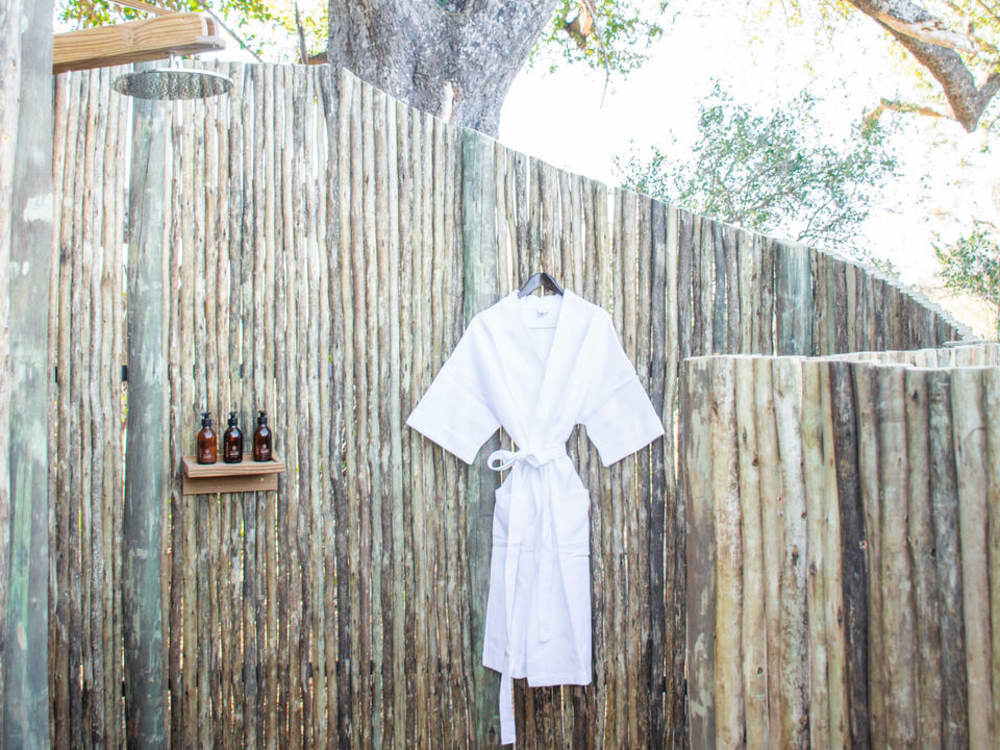kwara_camp_botswana_shower_zh7cl0