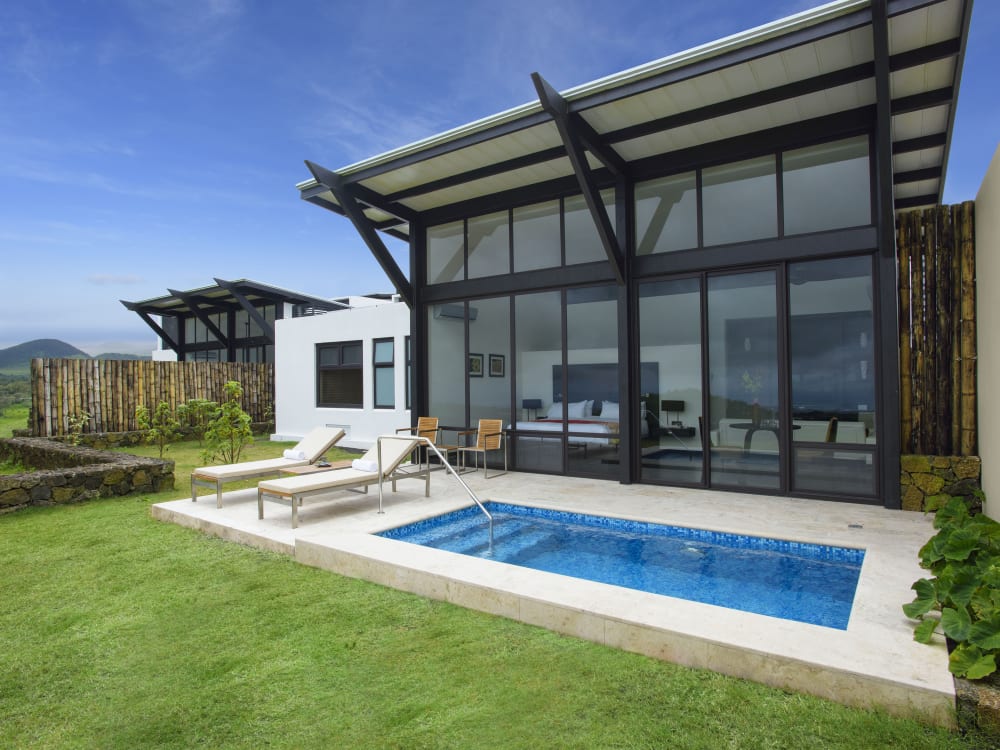 Pikaia Lodge suite with a pool