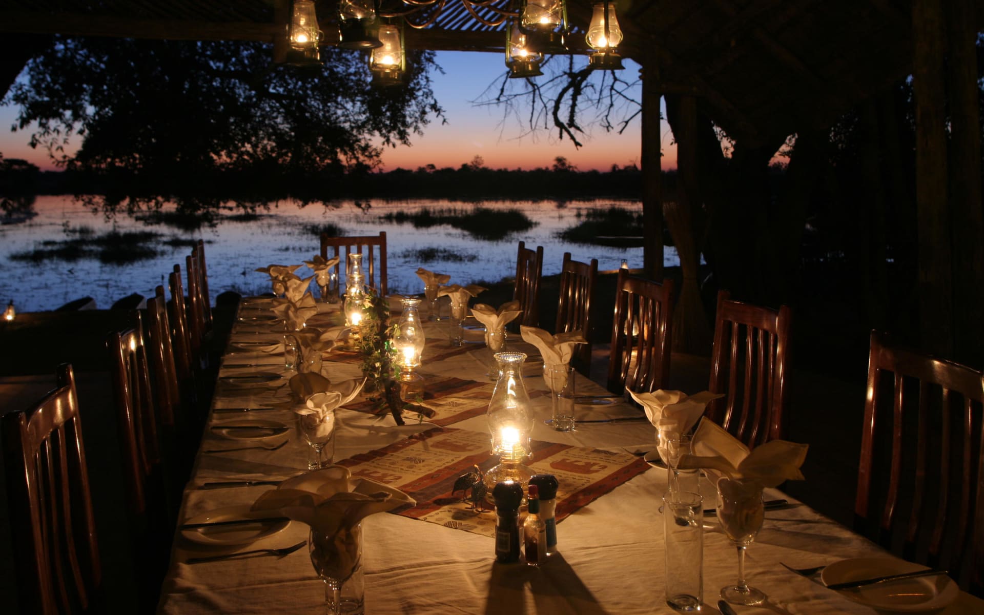 pom_pom_camp_botswana_dinner