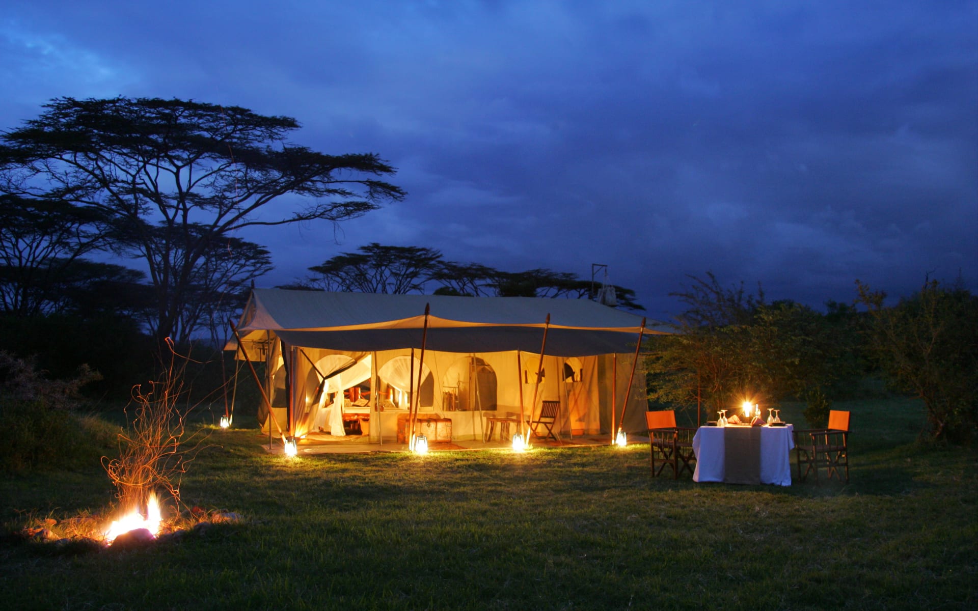 tents_at_night_inlrkg