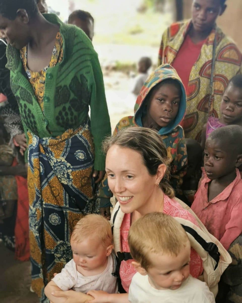Kids_meeting_Batwa_Kids_compressed-1