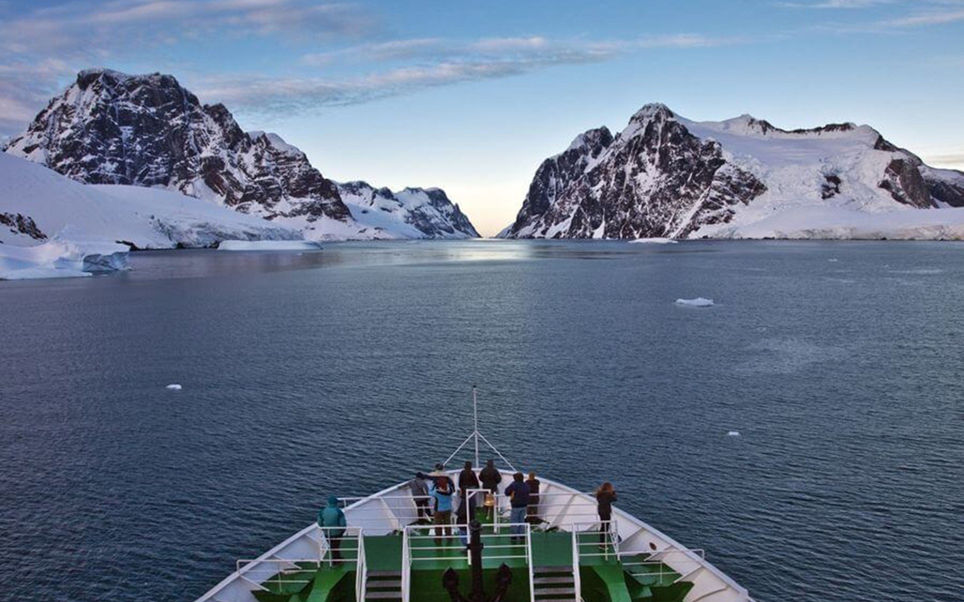 antarctica-lemaire-channel-expedition-ship-mountain-paul-teolis-2010-mg5740-lg-rgb
