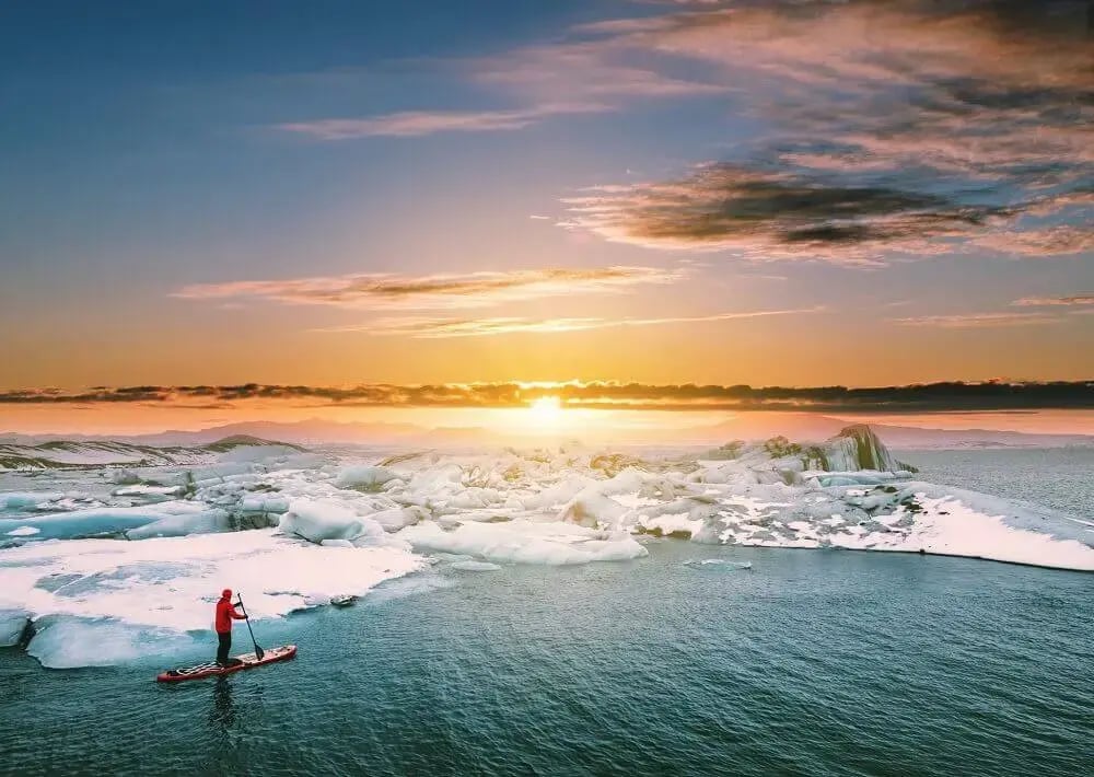 antarctica_traveller_paddle_boarding