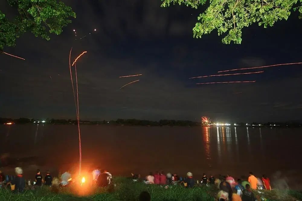 beung_fai_phraya_naga_fireballs_thailand_festival