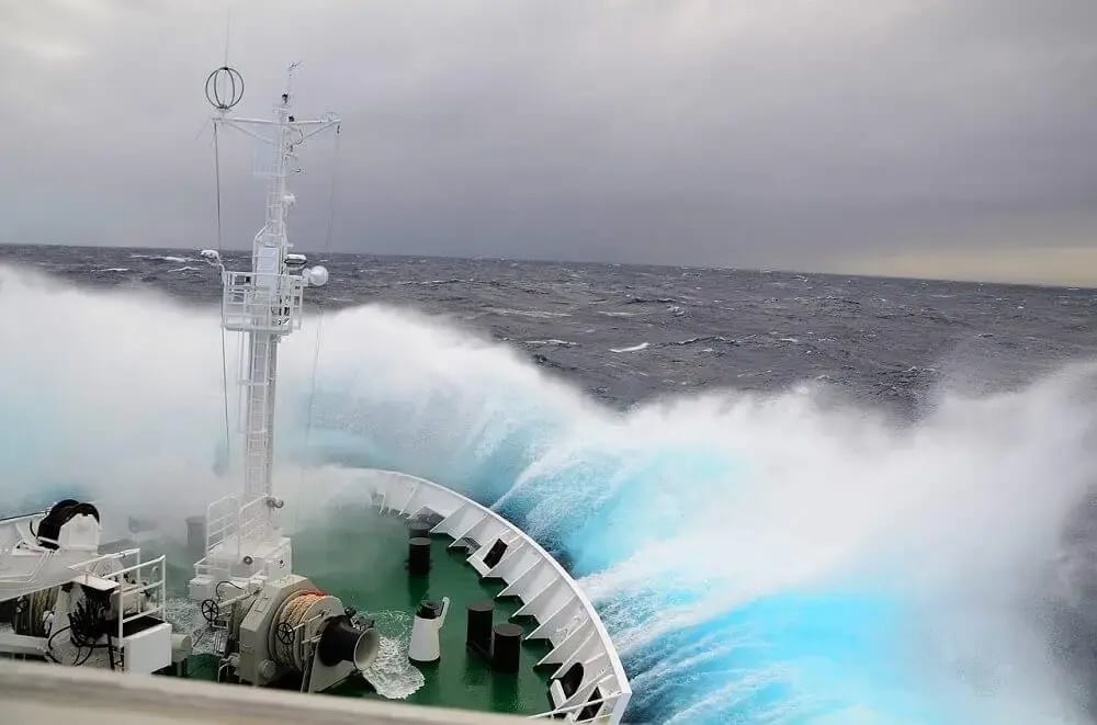 drake_passage_waves_antarctic_cruise