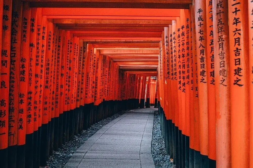 fushimi_inari_shrine_red_torii_gates_kyoto_japan