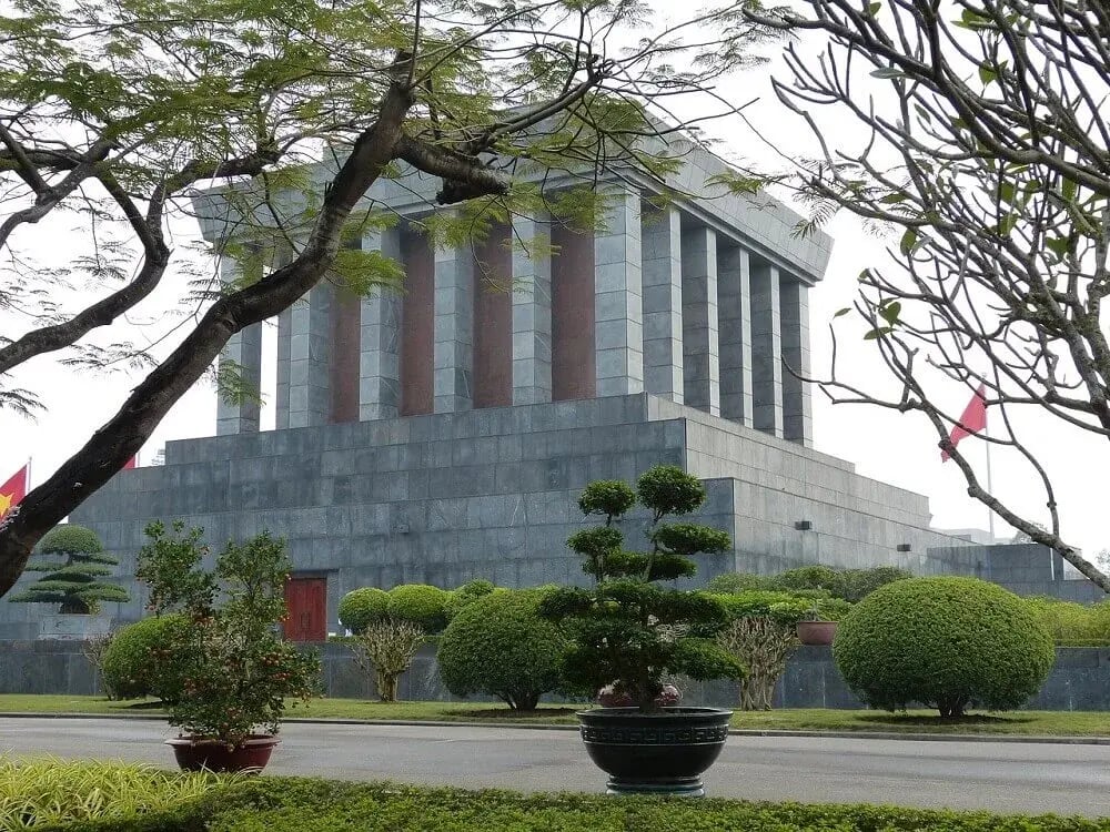 ho-chi-minh-mausoleum-building-hanoi-vietnam