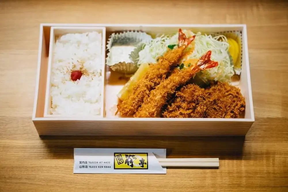 japan-food-guide-bento-lunch-box-with-tempura-shrimp-and-rice