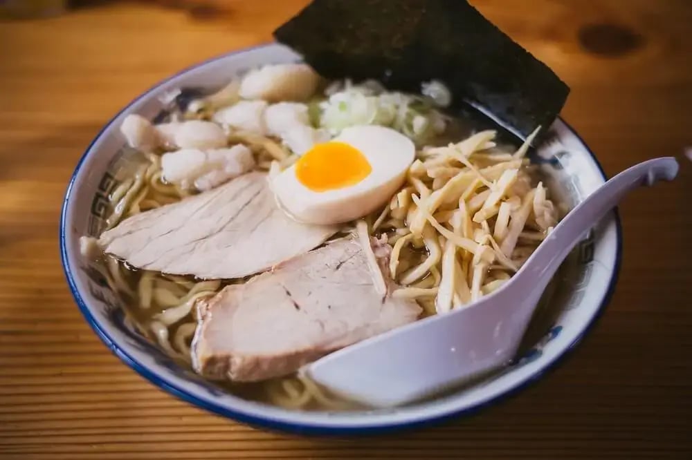 japan-food-guide-bowl-of-japanese-pork-ramen-noodles-with-egg