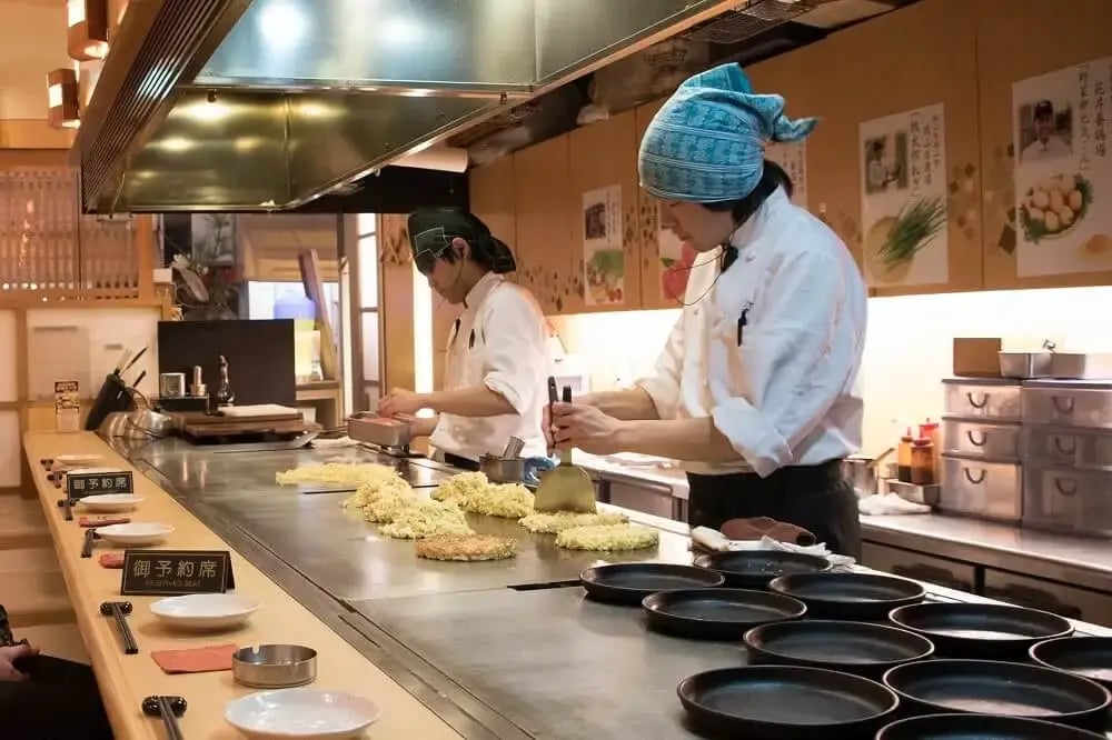 japan-food-guide-okonomiyaki-pancakes-made-by-chefs