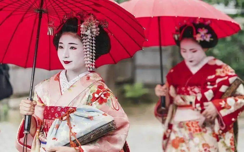 maiko_geisha_walking_in_kyoto_japan-1