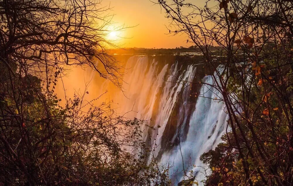 mosi_oa_tunya_victoria_falls_sunset_zambia_zimbabwe_waterfall