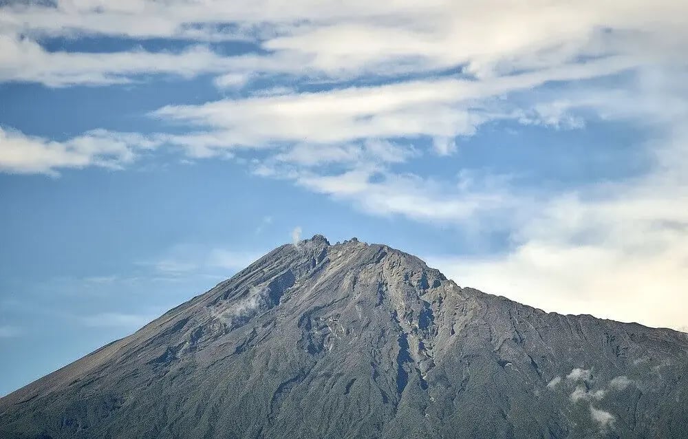 mount_meru_tanzania_volcanic_mountain