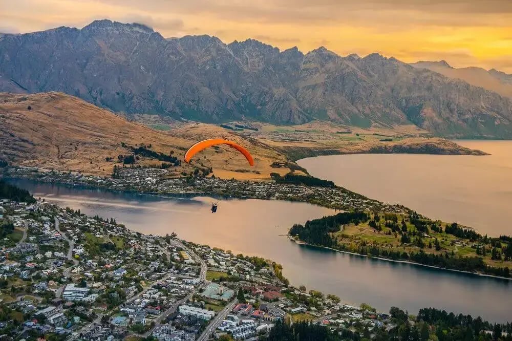new_zealand_queenstown_lake_wakaitipu_paragliding
