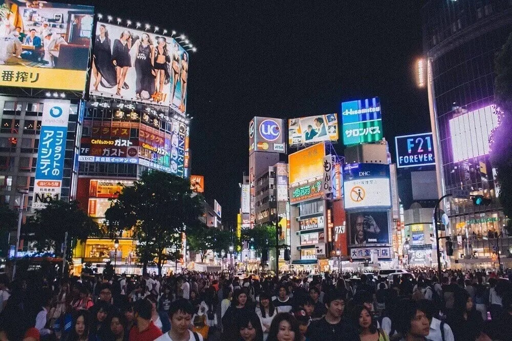 shibuya_crossing_at_night_tokyo_japan