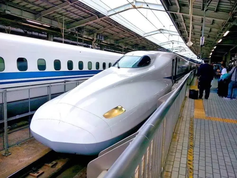shinkansen-bullet-train-in-japan-1-1