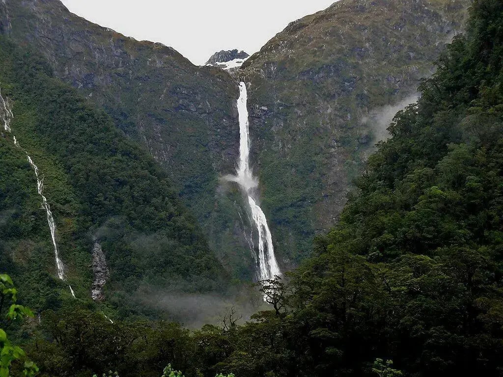 sutherland_falls_new_zealand_waterfall