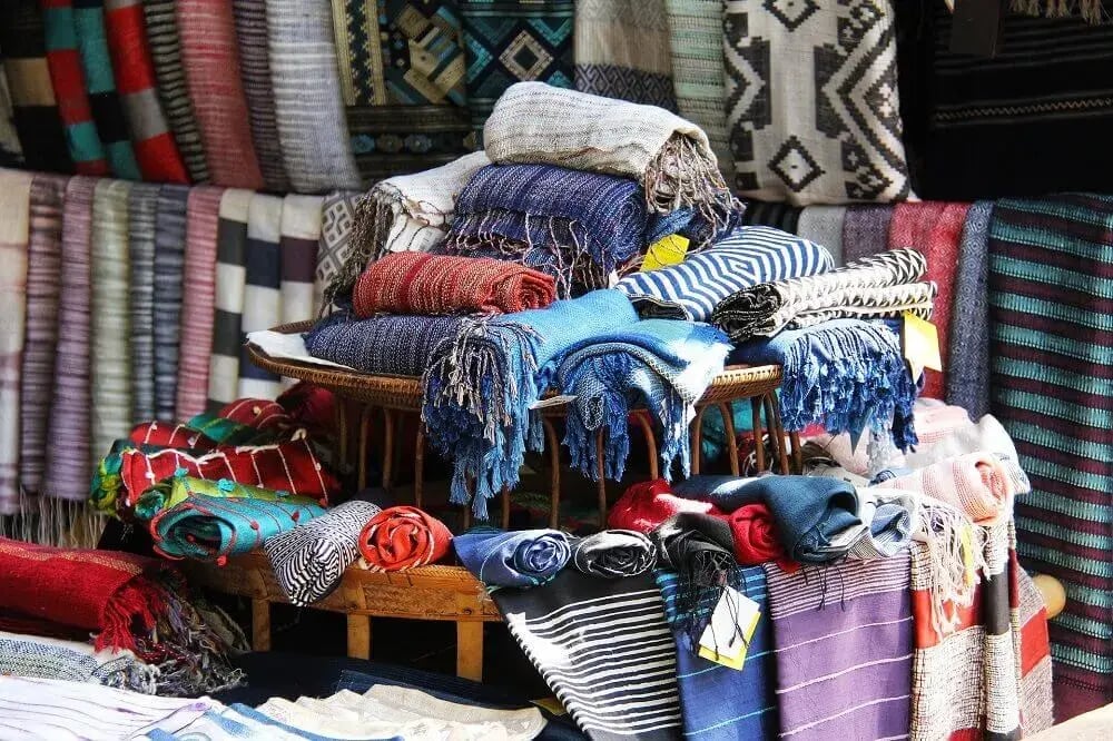 traditional_handicrafts_scarves_marketing_luang_prabang_laos