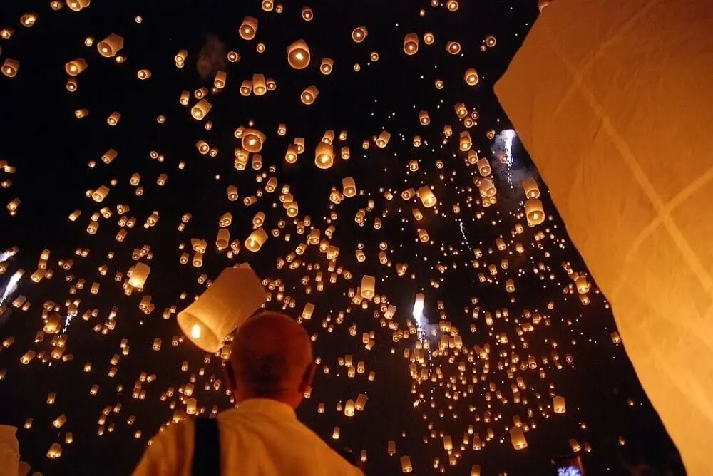 yi_peng_floating_lanterns_chiang_mai_thailand_festival